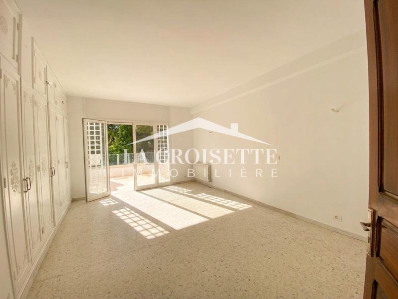 Etage de villa S+3 à La Marsa